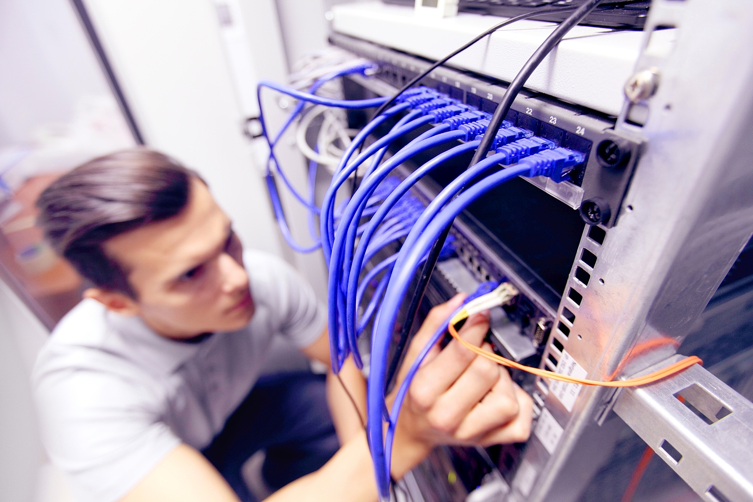Foto: Ein Techniker vor einem Server-Schrank