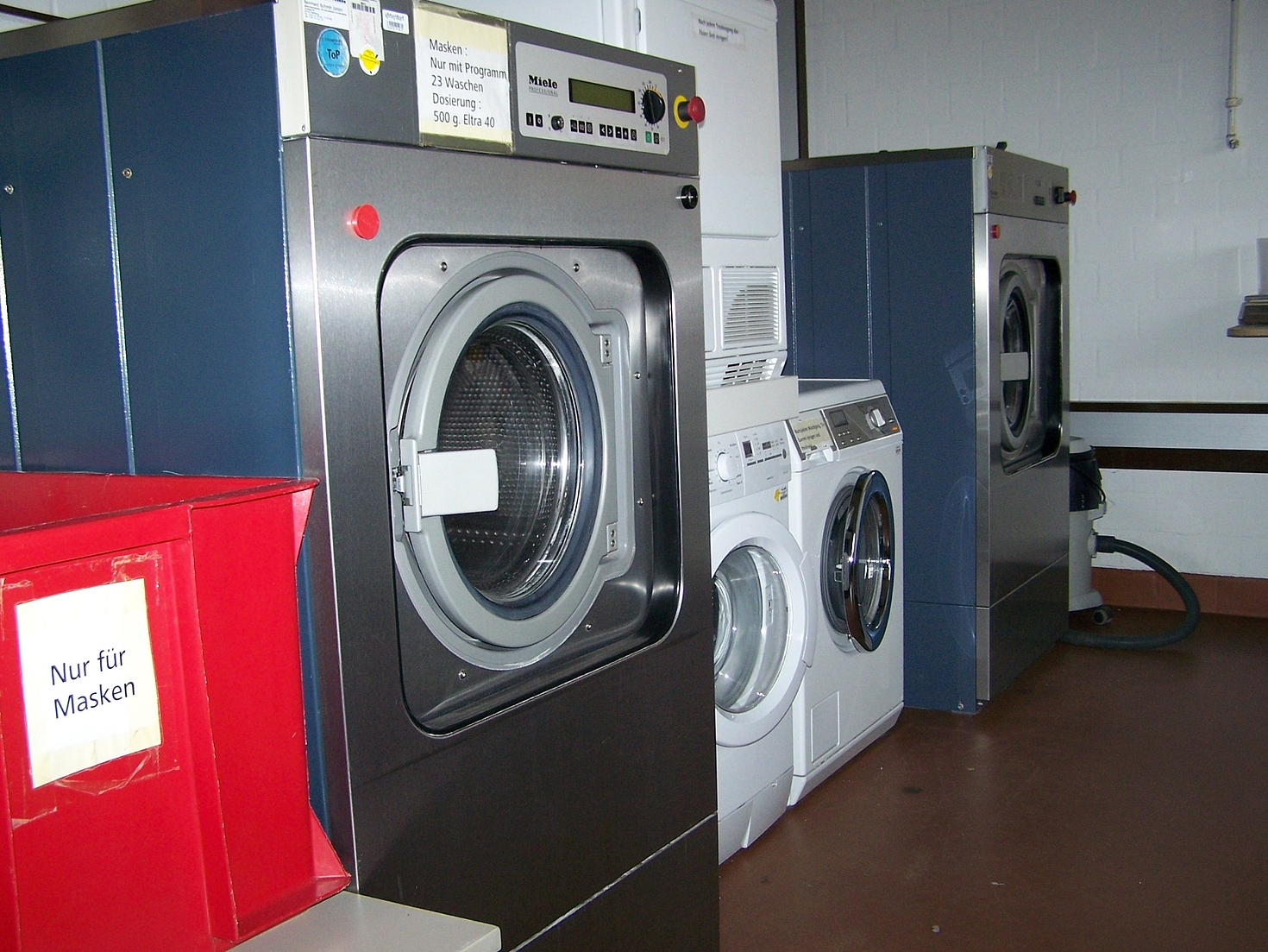 Foto: Waschmaschinen unterschiedlicher Größe stehen in einer Reihe
