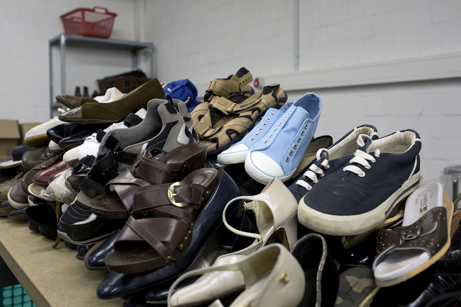 Foto: Verschiedenste Schuhpaare liegen auf einem Haufen