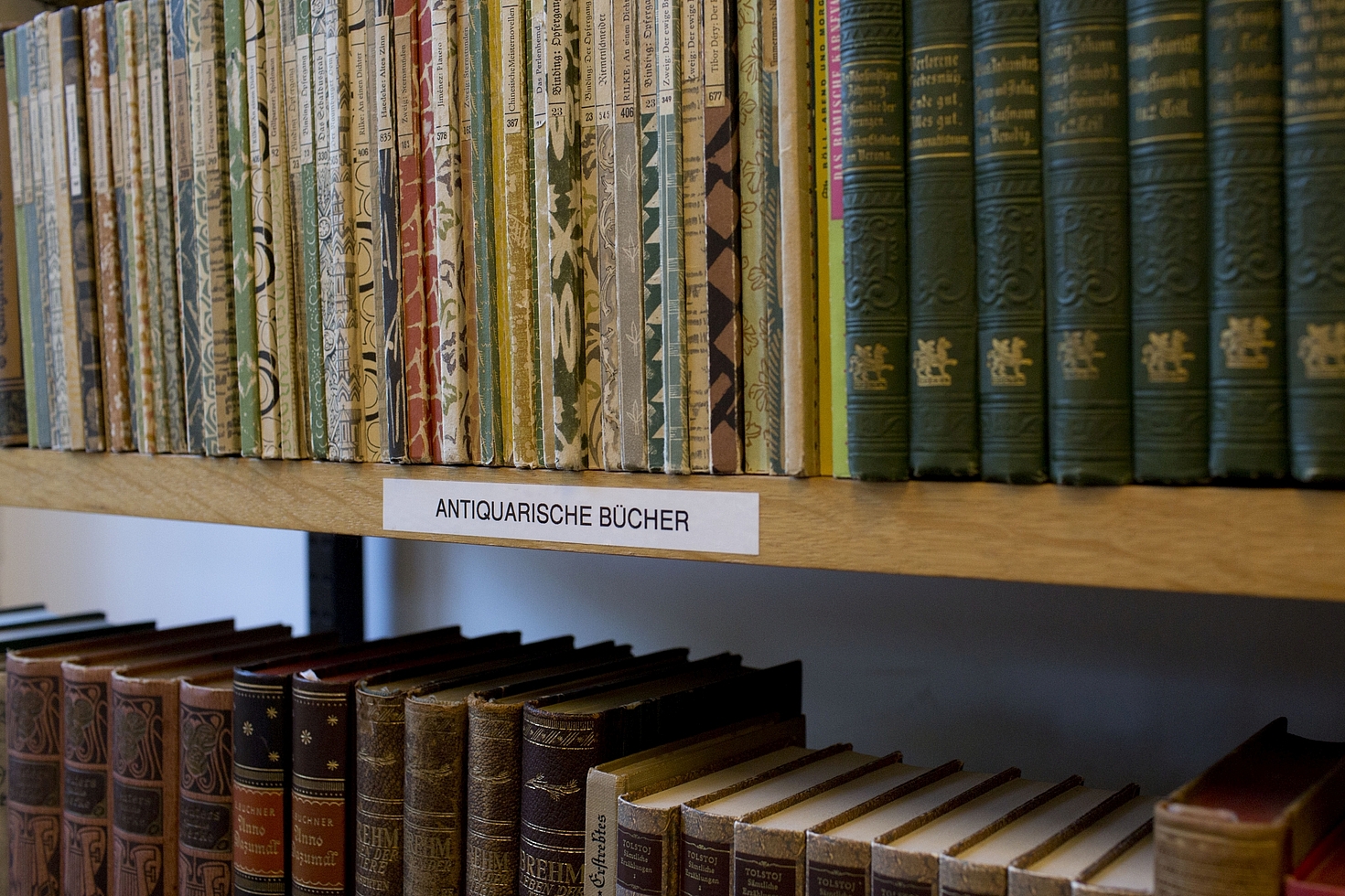 Foto: Regal mit antiquarischen Büchern