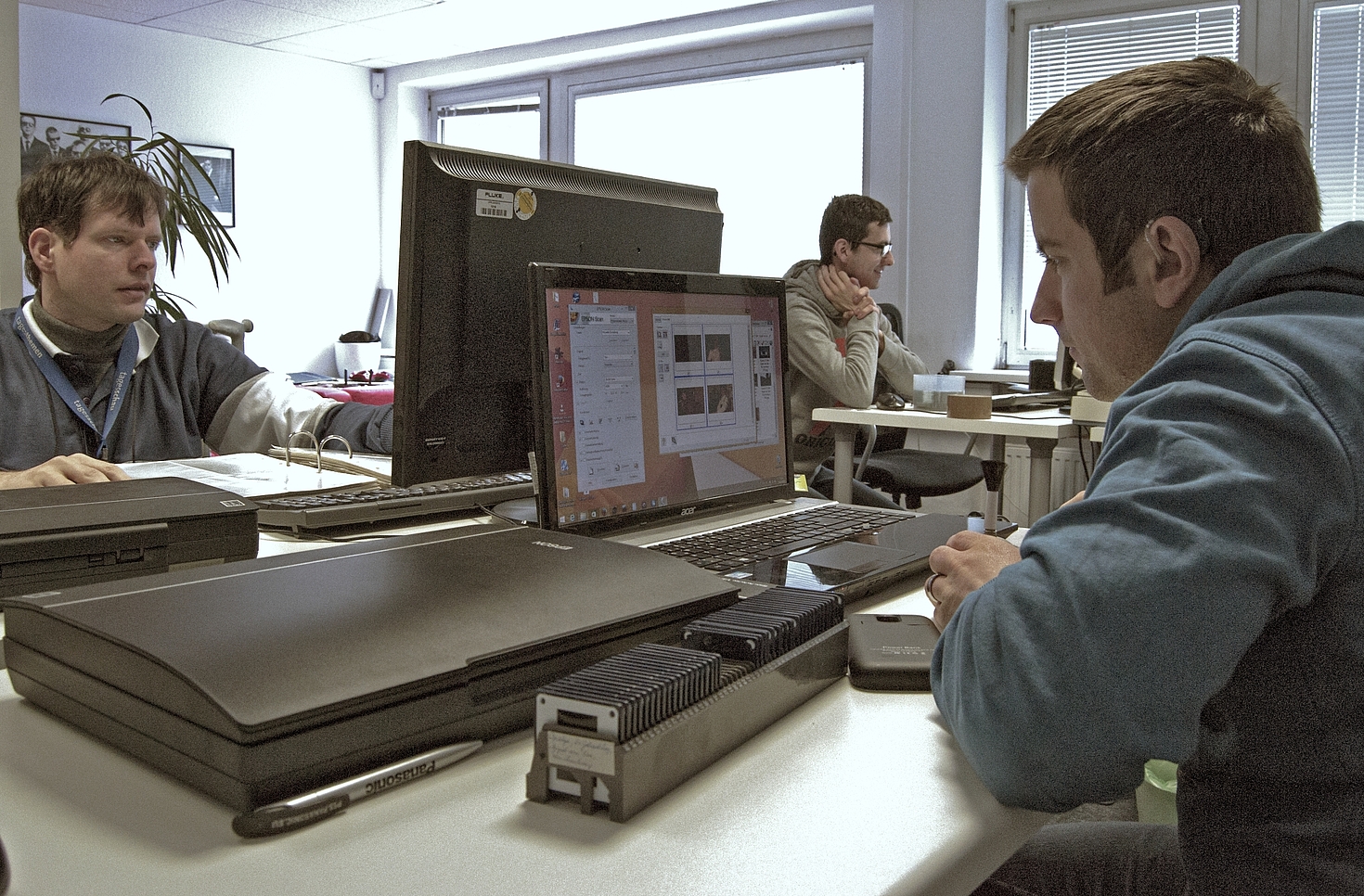 Foto: Mitarbeiter arbeiten an Computern