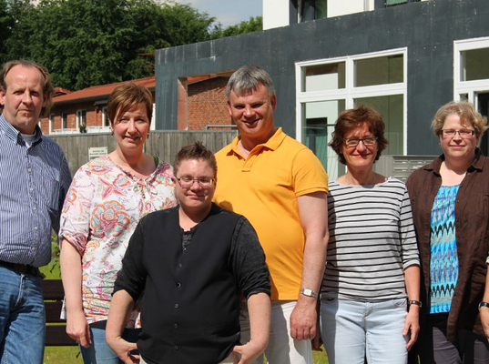 Foto: Menschengruppe vor der neuen Wohnanlage