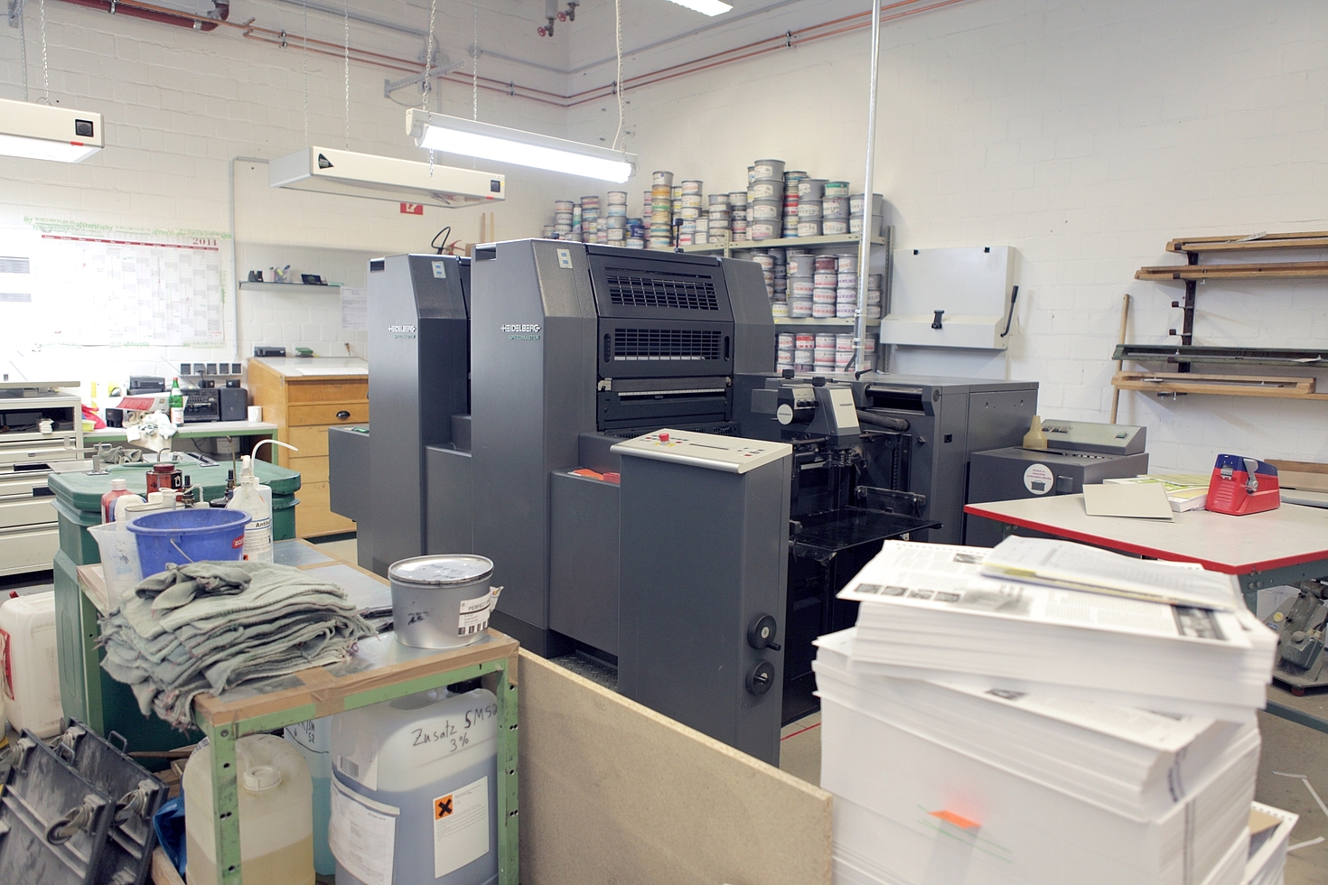 Foto: Halle mit Druckutensilien und Druckerpresse