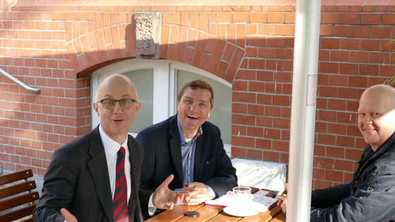 Gesprächsrunde am Frühstückstisch