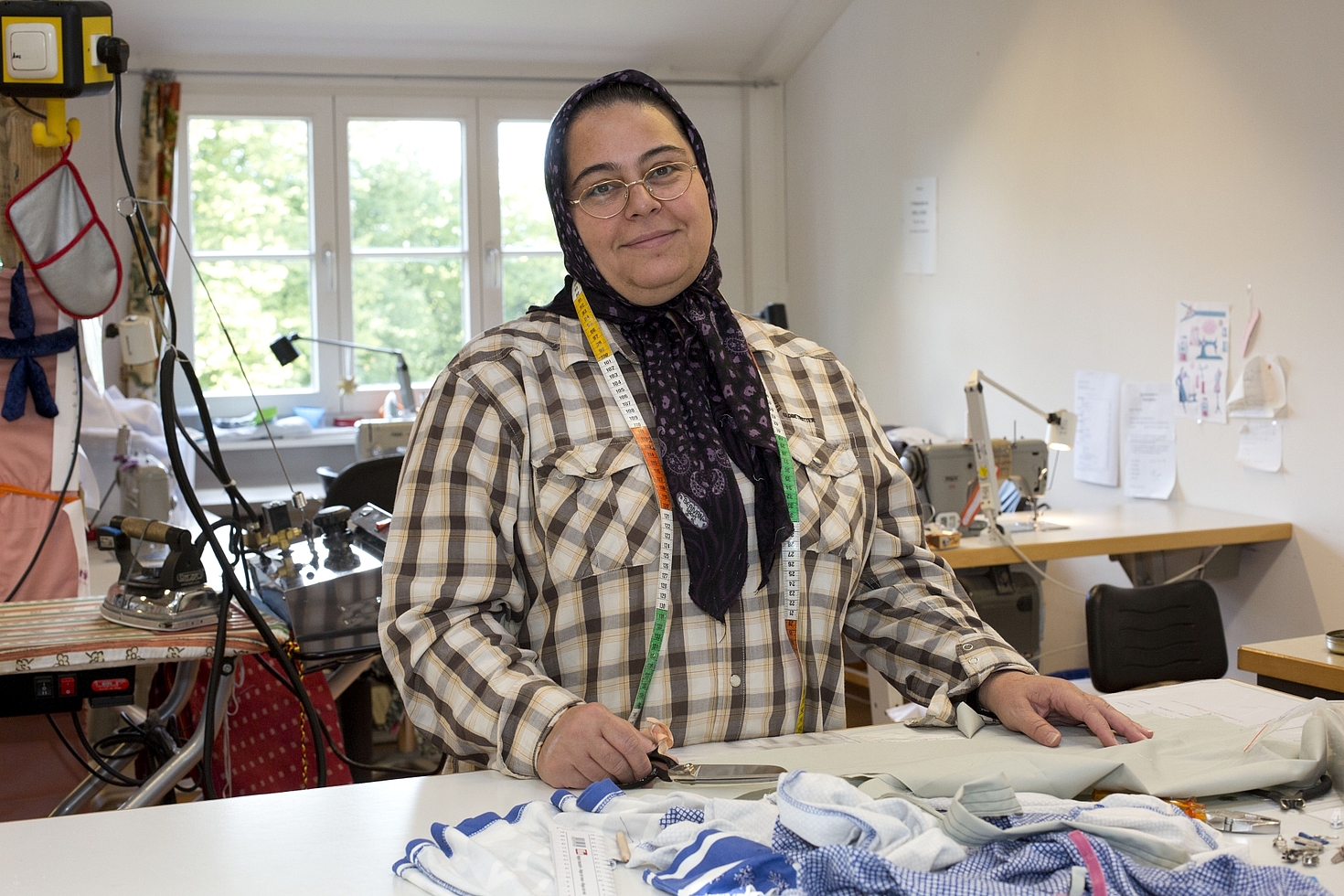 Foto: Frau arbeitet mit Tüchern in Schneiderei