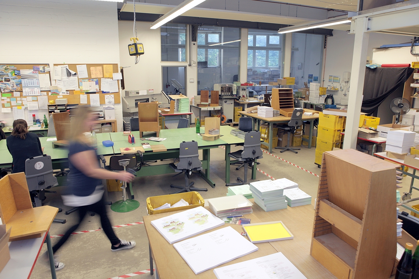 Foto: Druckerwerkstatt mit 2 arbeitenden Frauen