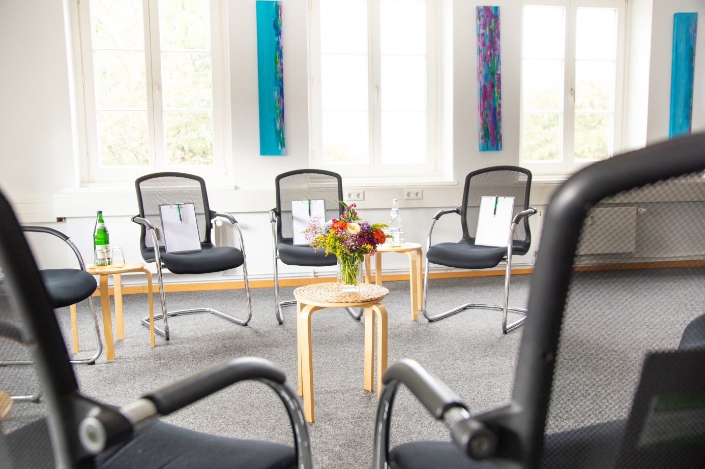Foto: Seminarraum mit Stühlen