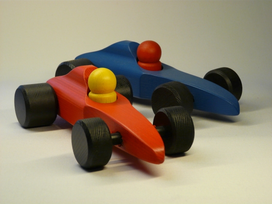 Foto: Rotes und blaues Spielzeugauto aus Holz
